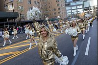 Cheerleader der Marschkapelle der Universit&auml;t von Missouri gehen w&auml;hrend der Macy\\\'s Thanksgiving Day Parade am Central Park South entlang. - &copy; Jeenah Moon/AP/dpa