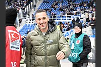 Vor Spielbeginn war Karlsruhes Trainer Christian Eichner noch gut gelaunt. - © Uli Deck/dpa