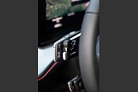 Ausschnitt: So sieht ein neues Bedienelement aus, das sich bogenförmig hinter das Lenkrad spannt und etwa den klassischen Lenkstockhebel ersetzt. - © Audi AG/dpa-tmn