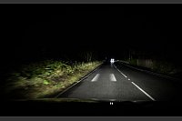 Lichtspiele: Ein neues Scheinwerfersystem hilft beim Spurhalten - die «falsche» Straßenseite ist übrigens dem Ort des Fahrtermins geschuldet. - © Audi AG/dpa-tmn