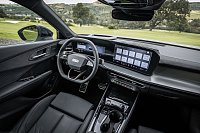 Treten Sie näher: Ja, das die schlanke Bildschirmwand kennt man schon, doch hinter dem Lenkrad ist auch die neue bogenförmige Bedieneinheit zu erkennen. - © Audi AG/dpa-tmn