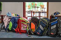 Schulranzen werden sich nach dem Ende der Sommerferien wieder vor den Klassenzimmern t&uuml;rmen. - &copy; Arne Dedert/dpa