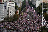Zwei Wochen vor der polnischen Parlamentswahl am 15. Oktober will das liberalkonservative Oppositionsbündnis Bürgerkoalition (KO) um Donald Tusk seine Anhänger mobilisieren. - © Czarek Sokolowski/AP