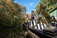 Einzigartige Gondoliera bringt venezianisches Flair auf die Alster - © Ulrich Perrey/dpa