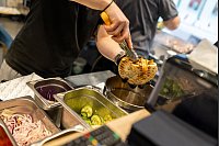 Gründer Paul Nicolau nennt seine Kreation «frischer, gesünder und trotzdem nicht völlig fremd». - © Philipp von Ditfurth/dpa