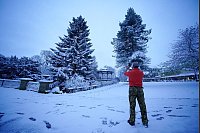 Weiße Pracht in Großbritannien: Ein Mann fotografiert den über Nacht gefallenen Schnee in einem Park in Buxton, Derbyshire. In den nächsten Tagen könnten noch bis zu 20 cm Schnee fallen. - © Peter Byrne/PA Wire/dpa