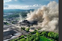 Das Kesselhaus von Block 3 im ehemaligen Kraftwerk Ensdorf wird gesprengt. - © Laszlo Pinter/dpa