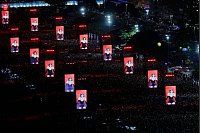 Fans drängen sich am Strand der Copacabana, um das kostenlose Konzert von Lady Gaga in Rio de Janeiro zu sehen. - © Bruna Prado/AP/dpa