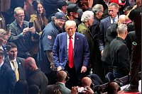 Trump und Musk bei Kampfsport-Spektakel in New York. - © Evan Vucci/AP/dpa