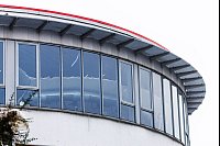 Auf Sportgeräte ist eine Zwischendecken in einem Fitnessstudio in Recklinghausen herabgestürzt. - © Christoph Reichwein/dpa