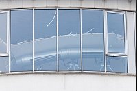 Durch die Fenster eines Fitnessstudios in Recklinghausen ist eine herabgestürzte Zwischendecke zu sehen. - © Christoph Reichwein/dpa