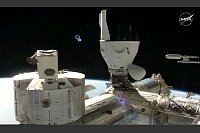 Dies Bild zeigt die an die Internationale Raumstation (ISS) angedockte SpaceX-Kapsel (hinten), mit «Crew 11» an Bord. - © Uncredited/NASA and SpaceX/AP/dpa