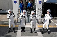 Oleg Platono aus Russland (l-r), Mike Fincke, Zena Cardman, beide aus den USA, und Kimiya Yui aus Japan vor dem Abflug. Sie sollen mehrere Monate auf der ISS arbeiten. - © John Raoux/AP/dpa