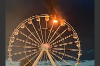 Zwei Gondeln des Riesenrads wurden komplett zerst&ouml;rt. - &copy; Str./dpa