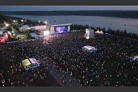 Das Festival am St&ouml;rmthaler See zieht Zehntausende Besucher an - &copy; Sebastian Willnow/dpa