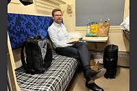 Bundesjustizminister Marco Buschmann sitzt in einem Sonderzug in Richtung Kiew. Buschmann ist erstmals seit Beginn des russischen Angriffskriegs zu Gespr&auml;chen mit Regierungsvertretern und Menschenrechtlern in die Ukraine gereist. - &copy; Anne-Beatrice Clasmann/dpa