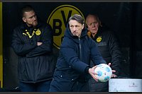 Dortmunds Trainer Niko Kovac fängt den Ball. - © Bernd Thissen/dpa