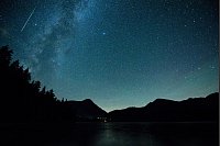 Der aktivste Meteorstrom des Jahres macht sich in der zweiten Augustwoche bemerkbar: die Perseïden. (Archivbild) - © Matthias Balk/dpa/dpa-tmn