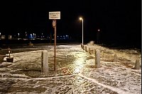 Wellen überspülen die Promenade in Wilhelmshaven. - © Kai Moorschlatt/dpa