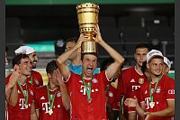 Thomas Müller und der DFB-Pokal. - © Alexander Hassenstein/Getty Images Europe/Pool/dpa