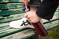 Schritt 2: Schnürsenkel kräftig nach oben ziehen. - © Christin Klose/dpa-tmn