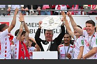 Wieder erstklassig: Trainer Friedhelm Funkel feiert mit der Zweitliga-Meisterschale den Aufstieg des 1.FC Köln - © Federico Gambarini/dpa
