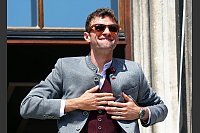 Thomas Müller steht auf dem Rathaus-Balkon und feiert mit den Fans die Meisterschaft - © Karl-Josef Hildenbrand/dpa