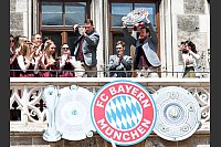 Jubel vom Balkon: Meisterfeier des FC Bayern München - © Daniel Löb/dpa