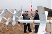 Die von der staatlichen nordkoreanischen Nachrichtenagentur KCNA zur Verfügung gestellte Aufnahme zeigt nach Angaben von KCNA Kim Jong Un, Machthaber in Nordkorea, beim Besuch eines Drohnentests. - © Uncredited/KCNA/KNS/dpa