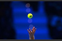 Jannik Sinner schlägt bei den ATP-World Tour Finals in Turin auf. - © Antonio Calanni/AP/dpa