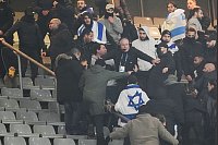 Fans rangeln auf der Tribüne im Stade de France beim Spiel Frankreich gegen Israel. - © Thibault Camus/AP