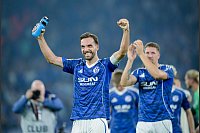 Schalkes Kapitän Kenan Karaman bejubelt den Sieg. - © Anke Waelischmiller/dpa