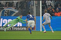 Kevin Vogt verschießt einen Handelfmeter, den Loris Karius pariert. - © Anke Waelischmiller/dpa