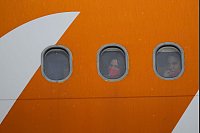 Aus den Vereinigten Staaten abgeschobene venezolanische Migranten schauen nach der Landung auf dem internationalen Flughafen Simon Bolivar in Maiquetia, Venezuela, aus den Bullaugen ihres Flugzeugs. - © Ariana Cubillos/AP/dpa