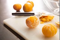 Fazit: Die Clementine aus dem Wasserbad (vorn) ist sauber geschält - es ist kaum weiße Haut übriggeblieben. - © Christin Klose/dpa-tmn