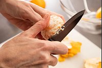 Die unbehandelte Clementine lässt sich außerdem nur schwer mit einem Messer schälen. - © Christin Klose/dpa-tmn