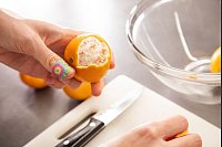 Zum Vergleich: Bei einer unbehandelten Clementine ist viel mehr weiße Haut zu sehen. - © Christin Klose/dpa-tmn