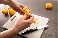 Schritt 2: Clementine wie gewohnt pellen. - © Christin Klose/dpa-tmn