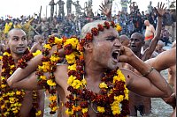 Teilnehmer beim Hindu-Fest Maha Kumbh Mela in Indien - heilige Männer beim heiligen Bad am heiligen Ort. - © Deepak Sharma/AP/dpa