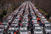 Kein Durchkommen: Taxifahrer in Spanien blockieren den Verkehrwährend einer Protestaktion gegen die Preiserhöhung bei den Autoversicherern. - © Manu Fernandez/AP/dpa