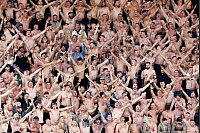 Die Fans von Legia Warschau feiern auf der Tribüne, nachdem Tomas Pekhart im Viertelfinal-Rückspiel der UEFA Conference League gegen Chelsea an der Stamford Bridge in London das erste Tor ihrer Mannschaft erzielt hat. - © John Walton/PA Wire/dpa