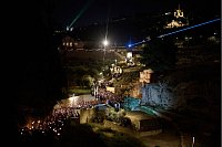 Katholische Gläubige nehmen an einer Prozession teil, die einem Weg folgt, der dem Glauben nach von Jesus genommen wurde, als er verhaftet und vor Gericht gestellt wurde, während der Karwoche, außerhalb der Altstadt von Jerusalem. - © Leo Correa/AP/dpa
