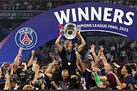 Paris Saint-Germain Fußball-Trainer Luis Enrique jubelt mit dem Champions League Pokal nach dem Sieg im Finale. - © Christian Charisius/dpa