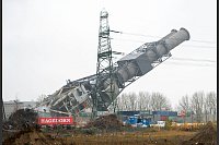 Sprengung Doppel-Schornstein Kohlekraftwerk Moorburg - © Daniel Bockwoldt/dpa
