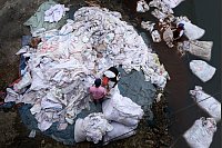 Umwelt und Existenz: Arbeiter reinigen kontaminierte Plastiksäcke im Turag-Fluss zur Wiederverwendung - © Syed Mahabubul Kader/ZUMA Press Wire/dpa