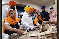 Bayerns Ministerpräsident Markus Söder besucht die Großküche des Sikh-Tempel «Gurudwara Bangla Sahib» in Neu-Delhi und trägt dabei einen Turban auf dem Kopf. - © Peter Kneffel/dpa