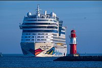 Ein Schiff wird kommen....Die "AIDAmar" eröffnet am Sonntag die diesjährige Kreuzfahrtsaison in Warnemünde. - © Stefan Sauer/dpa