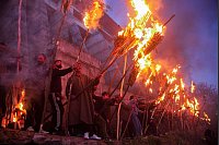 Nicht lange fackeln: Dorfbewohner halten Fackeln aus Kiefernholz während eines Fackelfestes im Dorf Aishmuqam, etwa 70 km südlich von Srinagar im indischen Kaschmir. - © Javed Dar/XinHua/dpa