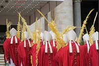 Kardinäle treffen zur Messe am Palmsonntag auf dem Petersplatz im Vatikan ein. - © Gregorio Borgia/AP/dpa
