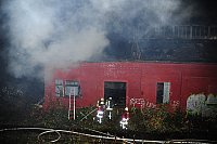 45 Feuerwehrleute waren am Alten Weserhafen damit beschäftigt den Brand in der ehemaligen Schiffswerft unter Kontrolle zu bringen. - © FOTO: CHRISTIAN MATHIESEN